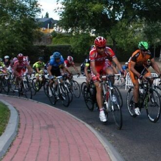 Ciclistas recorriendo el circuito de la Carrera Ciclista Trofeo del Carmen