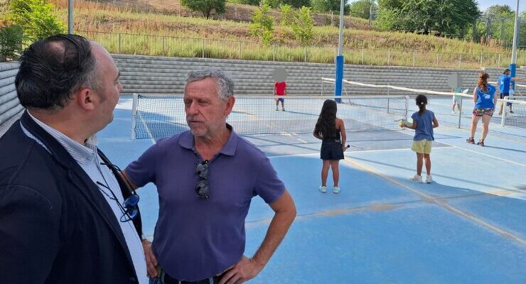 El concejal de Moratalaz, Nacho Pezuela, visita los campamentos de verano del distrito.
