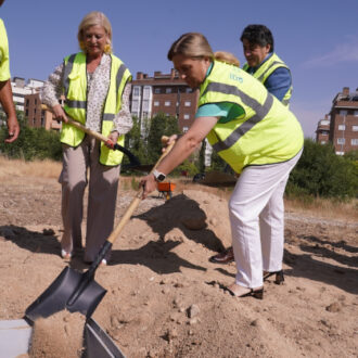 La vicealcaldesa de Madrid, Inma Sanz, coloca la primera piedra del futuro pabellón polideportivo de Sanchinarro