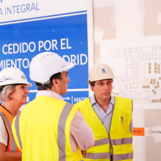 El alcalde de Madrid, José Luis Martínez-Almeida, acompañado por el delegado de Urbanismo, Medio Ambiente y Movilidad, Borja Carabante, visita las obras del primer centro infantil de cuidados paliativos de España