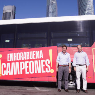 El alcalde de Madrid, José Luis Martínez-Almeida, acompañado del delegado de Urbanismo, Medio Ambiente y Movilidad, Borja Carabante, coloca la segunda estrella al escudo de la selección en un autobús vinilado de EMT Madrid