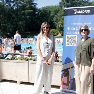 La delegada de Cultura, Turismo y Deporte, Marta Rivera de la Cruz, presenta ‘Tu biblioteca a un clic’ en las piscinas municipales