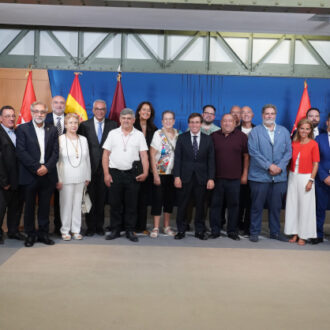 El alcalde de Madrid, José Luis Martínez-Almeida, junto a representantes de las cofradías de Madrid y otros miembros de la Corporación municipal