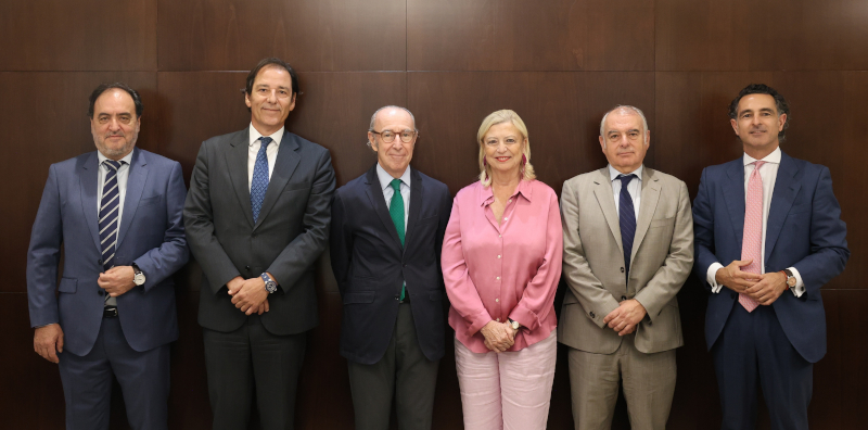 De izquierda a derecha, Ignacio de Cal, representante del ámbito APE 08.20 Malmea-San Roque-Tres Olivos; Pablo Galvache, secretario no miembro de la EUCC; Fidel Sáenz de Ormijana, vicepresidente de la EUCC y representante del ámbito APR 05.10 Estación de Chamartín; Paloma García Romero, delegada del Área de Obras y Equipamientos y representante del Ayuntamiento de Madrid; Miguel Hernández, presidente de la EUCC y representante del ámbito APE 05.31 Centro de Negocios Chamartín; y Sergio Criado, representante del APE 08.21 Las Tablas Oeste.
