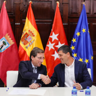El alcalde de Madrid, José Luis Martínez-Almeida, junto a la vicealcaldesa y delegada de Seguridad y Emergencias, Inma Sanz, firma con los representantes sindicales el nuevo convenio colectivo de la Policía Municipal