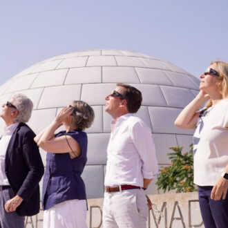 El alcalde de Madrid, José Luis Martínez-Almeida, visita el Planetario de Madrid y conoce la programación especial con motivo del eclipse