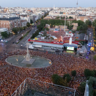 Imagen del público viendo el partido en la plaza de Colón