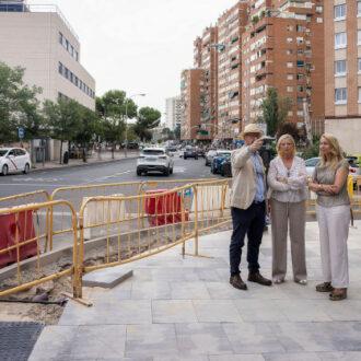 La delegada de Obras y Equipamientos, Paloma García Romero, ha visitado los trabajos junto a la concejala de Ciudad Lineal, Nadia Álvarez