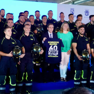 El alcalde José Luis Martínez-Almeida ha dado hoy la bienvenida en el Pabellón de Convenciones de la Casa de Campo a la promoción de 60 nuevos bomberos conductores del Ayuntamiento de Madrid