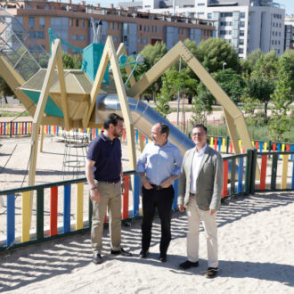 El delegado de Urbanismo, Medio Ambiente y Movilidad, Borja Carabante, acompañado del concejal delegado de Limpieza y Zonas Verdes, José Antonio Martínez Páramo, y del concejal de Villa de Vallecas, Carlos Gonzalez, ha visitado el espacio resultante tras las obras de remodelación integral que han supuesto una inversión de 1,1 millones de euros.
