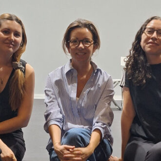 Paula Gómez-Ángulo, con las profesoras del campamento de artes escénicas del Centro Cultural Eduardo Úrculo