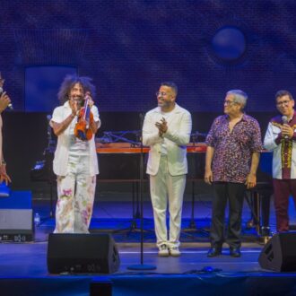 Malikian posa con los artistas en el escenario del patio de Conde Duque