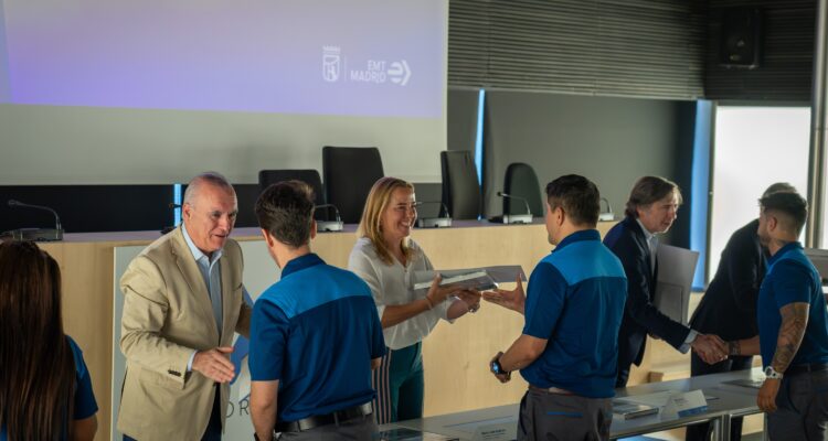 Entrega de diplomas a los nuevos conductores de EMT Madrid