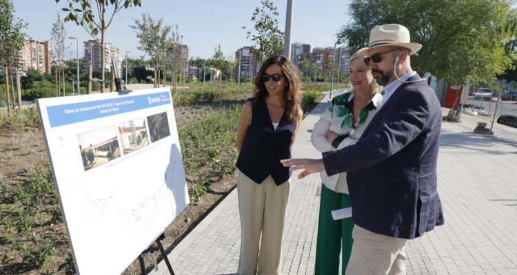 García Romero y Gómez-Angulo visitan las obras de urbanización del parque de la Cornisa de Tetuán