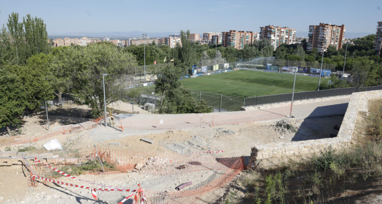 García Romero y Gómez-Angulo visitan las obras de urbanización del parque de la Cornisa de Tetuán