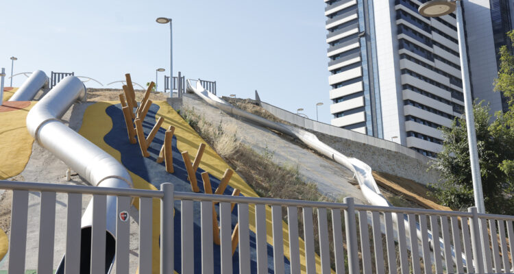 García Romero y Gómez-Angulo visitan las obras de urbanización del parque de la Cornisa de Tetuán