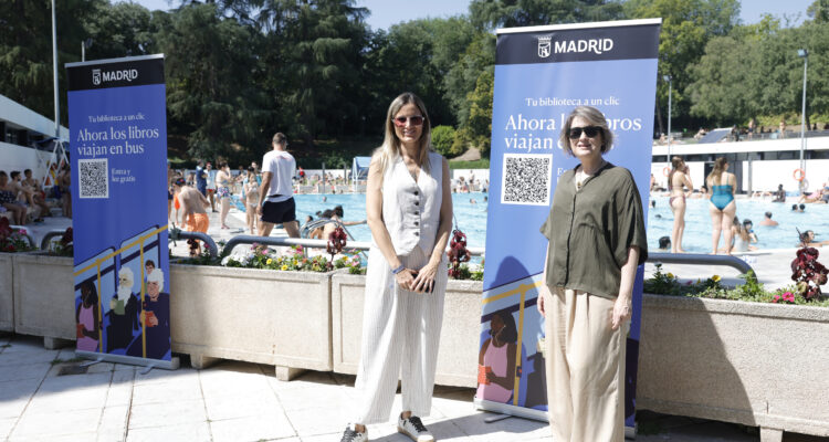 La delegada de Cultura, Turismo y Deporte, Marta Rivera de la Cruz, presenta ‘Tu biblioteca a un clic’ en las piscinas municipales