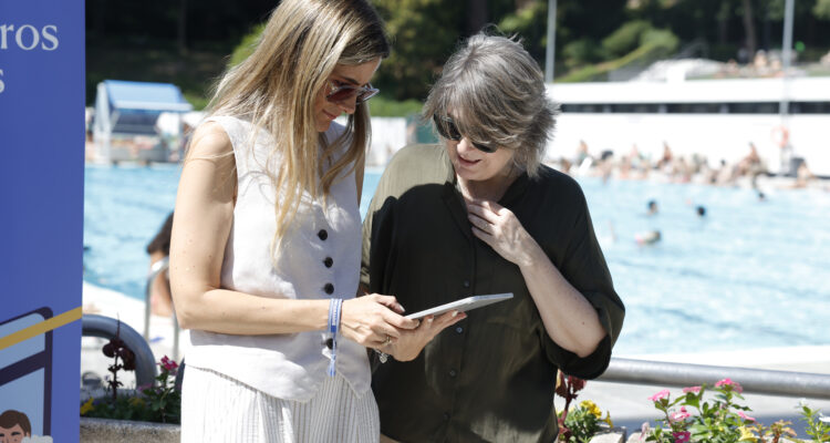 La delegada de Cultura, Turismo y Deporte, Marta Rivera de la Cruz, presenta ‘Tu biblioteca a un clic’ en las piscinas municipales