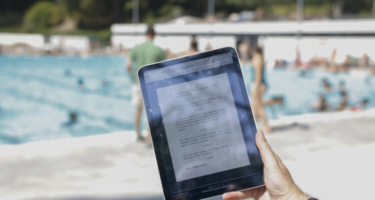 La delegada de Cultura, Turismo y Deporte, Marta Rivera de la Cruz, presenta ‘Tu biblioteca a un clic’ en las piscinas municipales