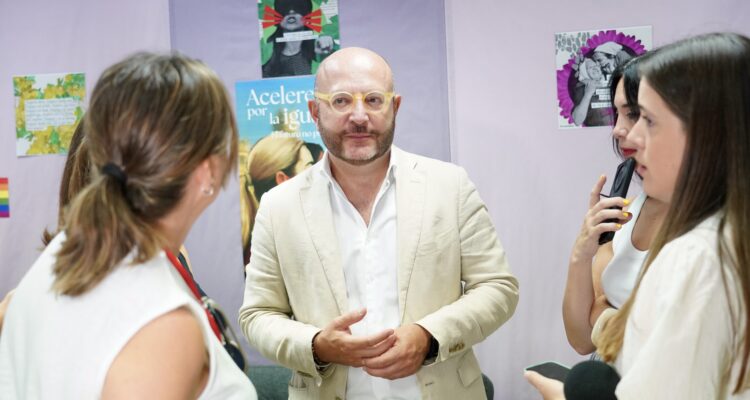 Fernández en momento visita Centro de Crisis 24 h Pilar Estébanez