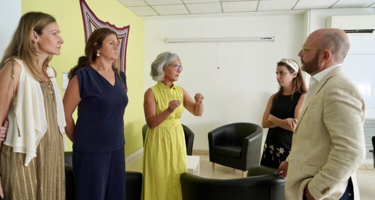 Fernández y Levy en visita al Centro de Crisis 24 h