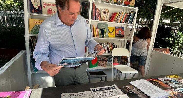 Jaime González Taboada visita la iniciativa ‘Yo Leo en Chamberí’