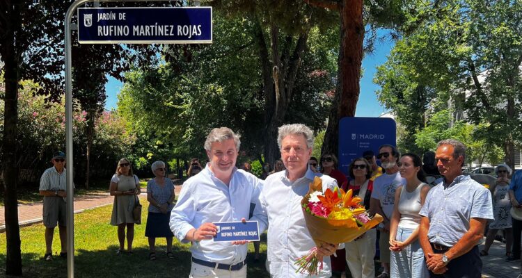 El concejal de Barajas, Juan Antonio Peña Ochoa, descubre la plca del jardín Rufino Martínez Rojas
