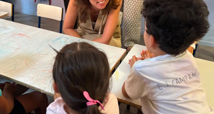 Paula Gómez-Angulo visita el campamento urbano de verano del CEIP Pío XII