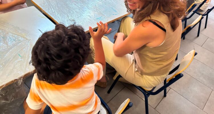 Paula Gómez-Angulo visita el campamento urbano de verano del CEIP Pío XII