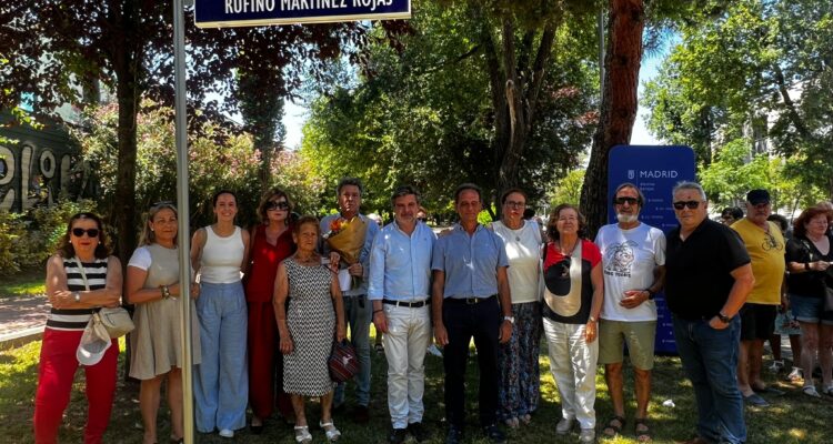 El concejal de Barajas, Juan Antonio Peña Ochoa, descubre la plca del jardín Rufino Martínez Rojas