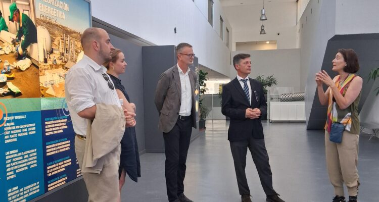 José Antonio Martínez Páramo, acompañado del director general de Medio Ambiente de la Comisión Europea, Eric Mamer, en su visita al Parque Tecnológico de Valdemingómez