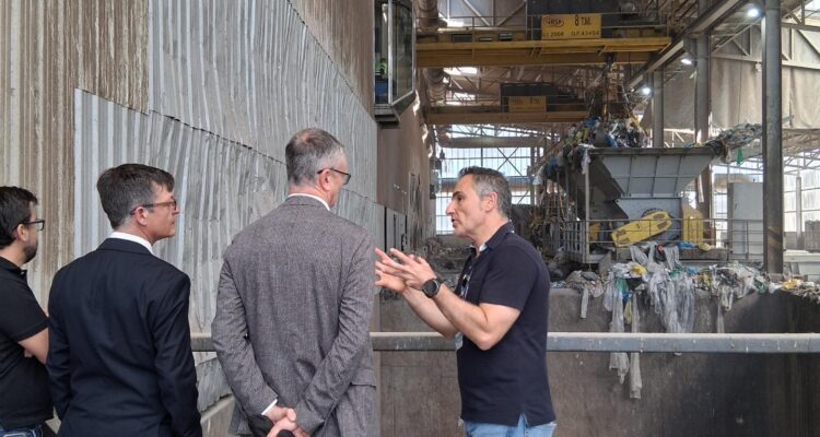 José Antonio Martínez Páramo, acompañado del director general de Medio Ambiente de la Comisión Europea, Eric Mamer, en su visita al Parque Tecnológico de Valdemingómez