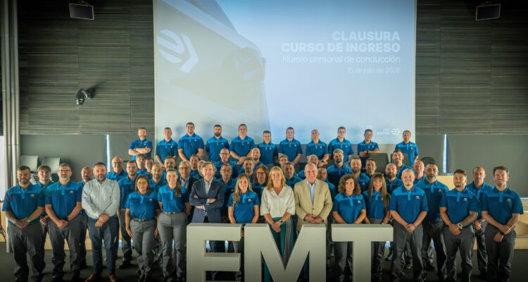 Foto de familia de la nueva promoción de 40 conductores de EMT Madrid