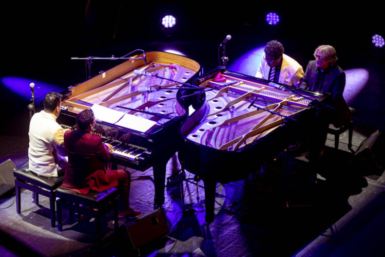 Imagen con dos pianos de cola y los músicos tocando