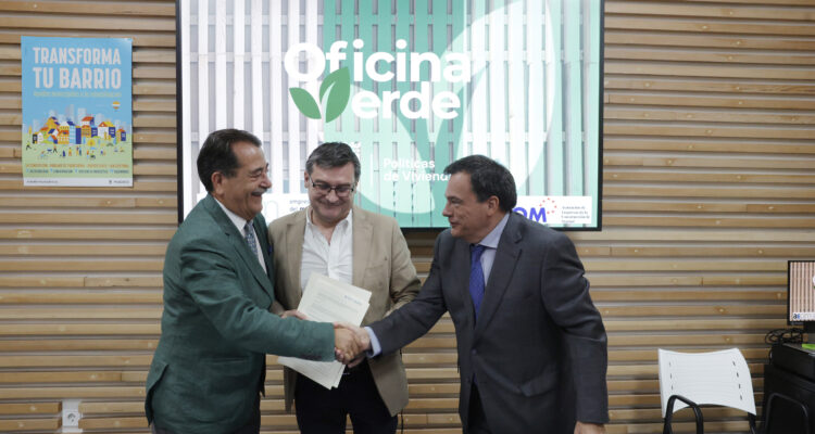 González con representantes de AECIM y AECOM