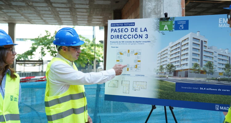 González durante la visita a la nueva promoción Paseo de la Dirección 3