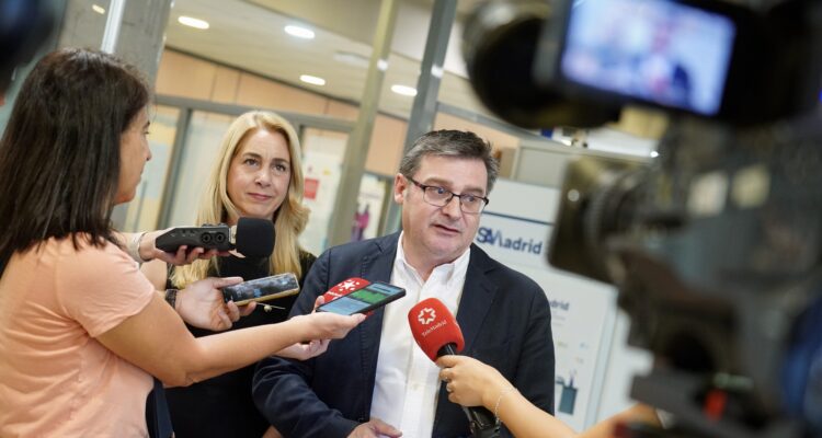 González explicando a los medios de comunicación las mejoras del SAV Madrid