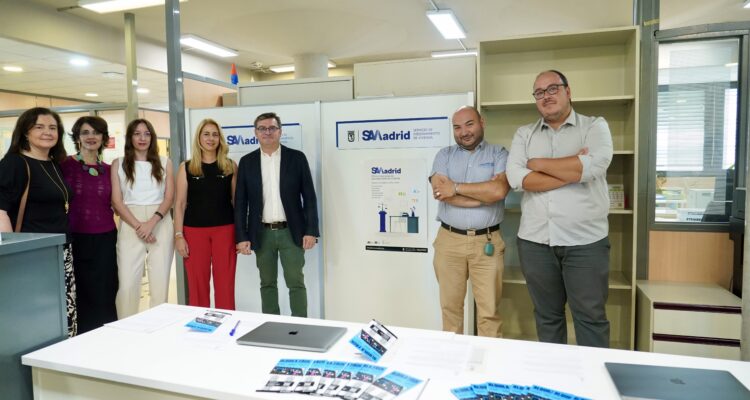 González y Álvarez con personal del SAV Madrid de Ciudad Lineal