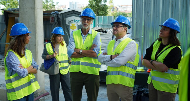 González y Gómez-Angulo con técnicos de EMVS Madrid
