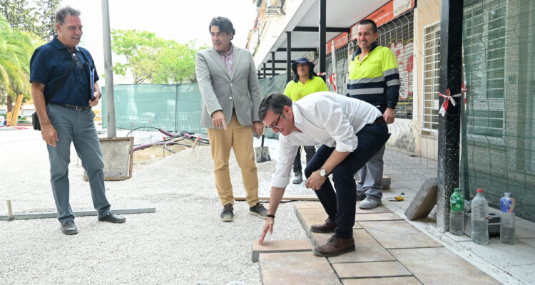 González y Pérez en visita al Poblado Dirigido de Manoteras