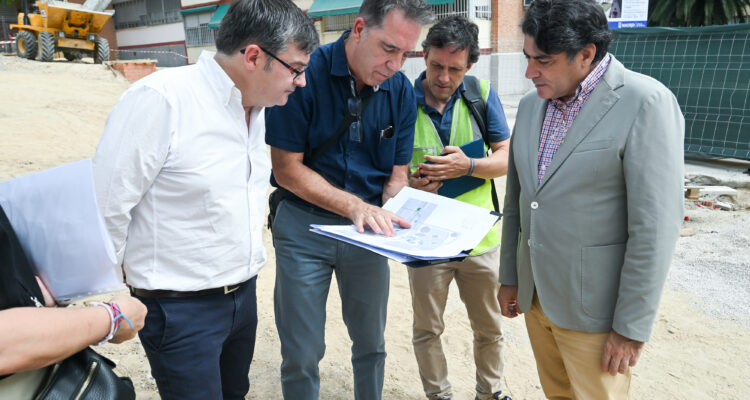 González y Pérez junto a técnicos municipales durante la visita