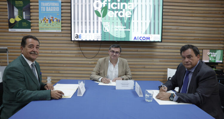 González y representantes de AECIM y AECOM durante la firma del convenio de adhesión