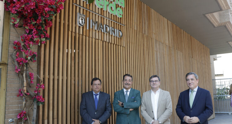 González y representantes de AECIM y AECOM en la entrada de la Oficina Verde