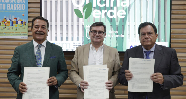 González y representantes de AECIM y AECOM tras la firma del convenio de adhesión