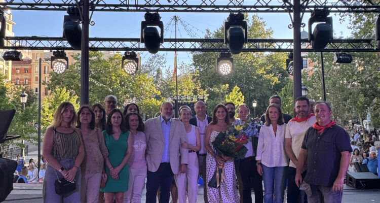 Foto de grupo del pregón de las Fiestas del Carmen en Chamberí