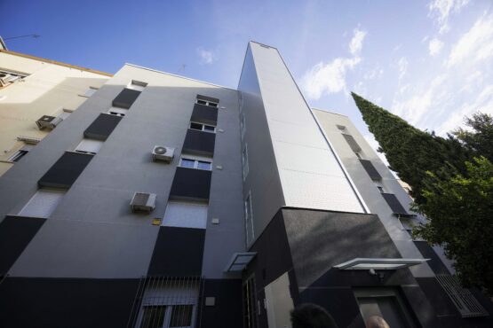 Imagen de archivo. Edificio de uso residencial rehabilitado