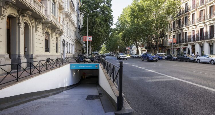 Imagen de la entrada al hub de movilidad de Velázquez