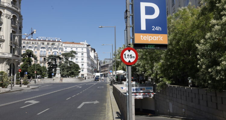 Imagen de la entrada del aparcamiento de Cortes