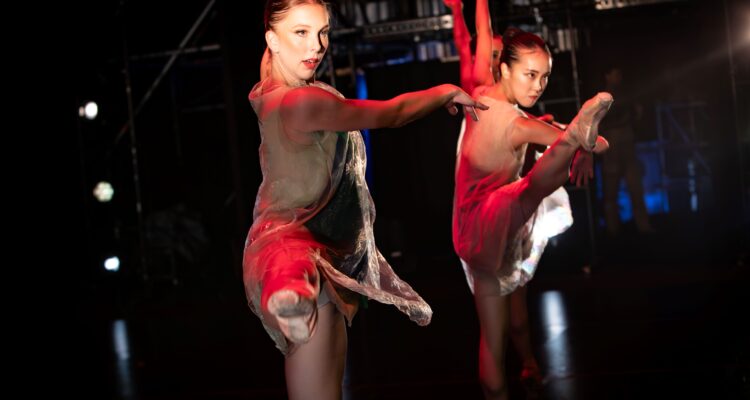 Dos bailarinas del London City Ballet en el escenario