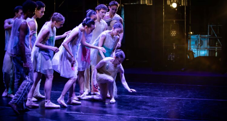 Grupo de bailarines del London City Ballet en el escenario